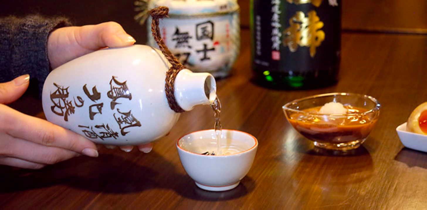 Tasses et récipients traditionnels utilisés au Japon pour boire du saké